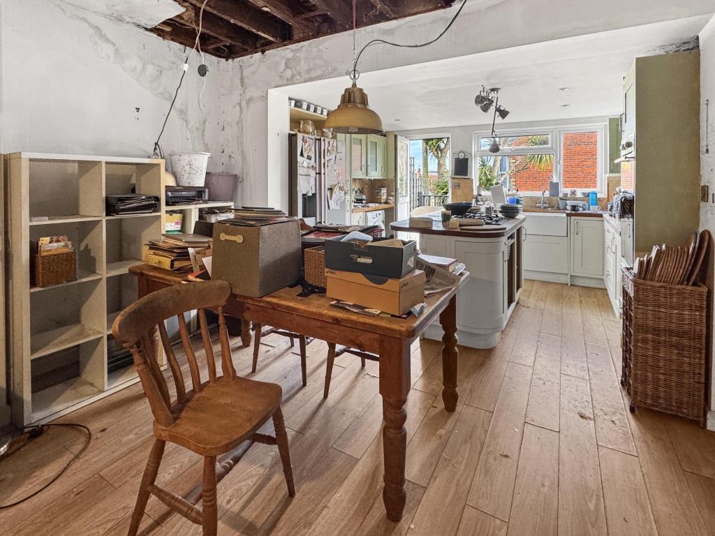 Lot: 172 - HOUSE FOR IMPROVEMENT - Kitchen/Dining Room with internal roof leak